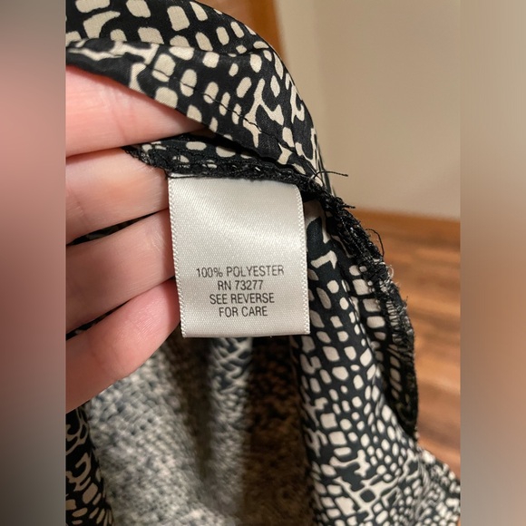 🖤 Dana Buchman Sleeveless Blouse 
Very comfy!!! Good quality. - Picture 4 of 7